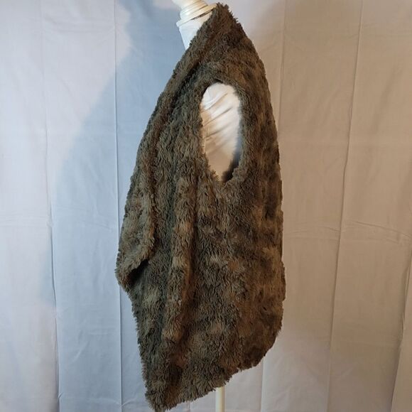 DylanâbyâTrueâGritâFauxâFurâWomen's Vest - Picture 3 of 7